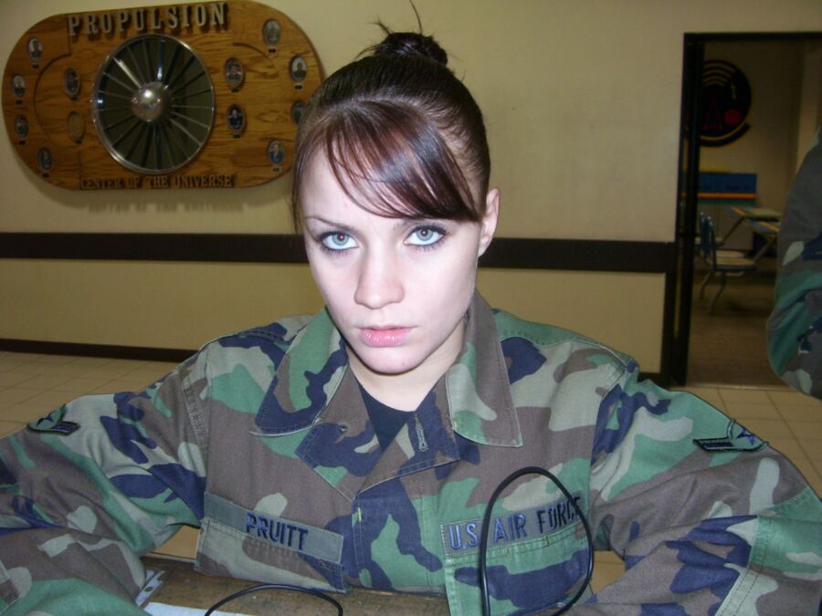 chica militar posa