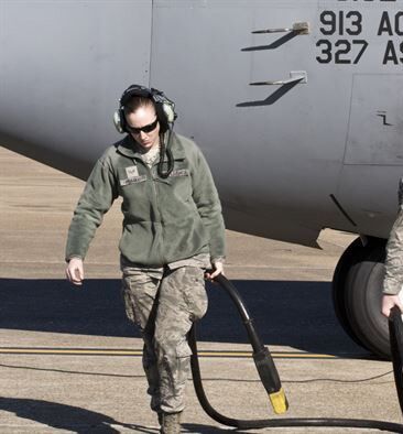 La jolie blonde de l'armée de l'air, Ariel A. G.