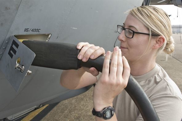 La jolie blonde de l'armée de l'air, Ariel A. G.