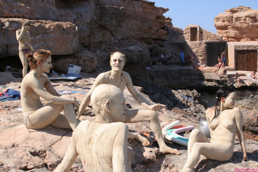 Filles espagnoles chaudes posant nues à la plage