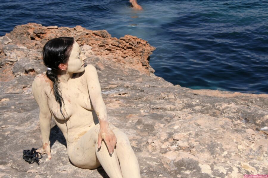 Filles espagnoles chaudes posant nues à la plage