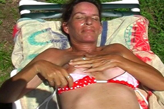 Melbourne FL Milf Cynthia Tomando el Sol Tetas