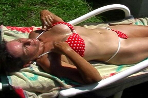 Melbourne FL Milf Cynthia Tomando el Sol Tetas