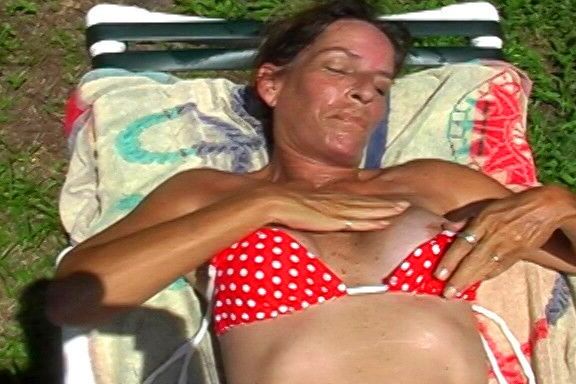 Melbourne FL Milf Cynthia Tomando el Sol Tetas