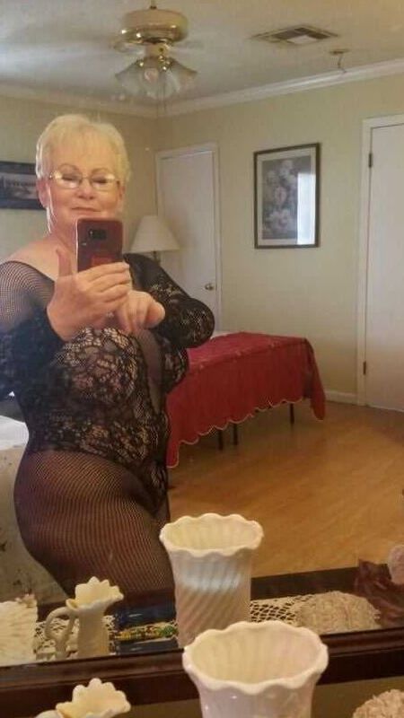 Selfies der heißen, vollbusigen, grauhaarigen Amateur-Oma