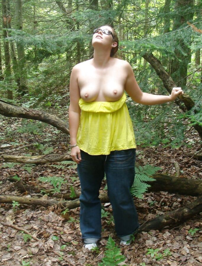 MILF potelée dans la forêt