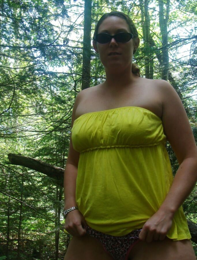 MILF potelée dans la forêt