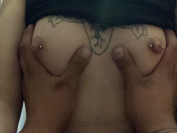 Victoria Adame, Goth Hotwife, seins percés