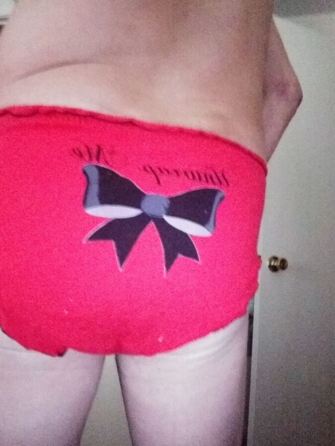 Desenvuélvete y disfruta de las bragas rojas navideñas y de mi erección