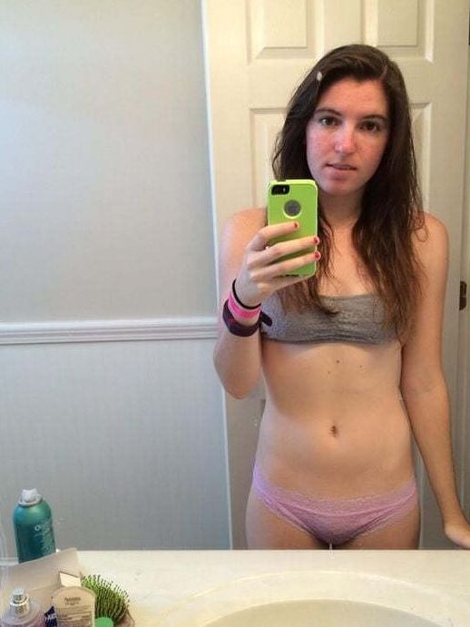 Nackte Selfies von Amateur-Freundin Camila