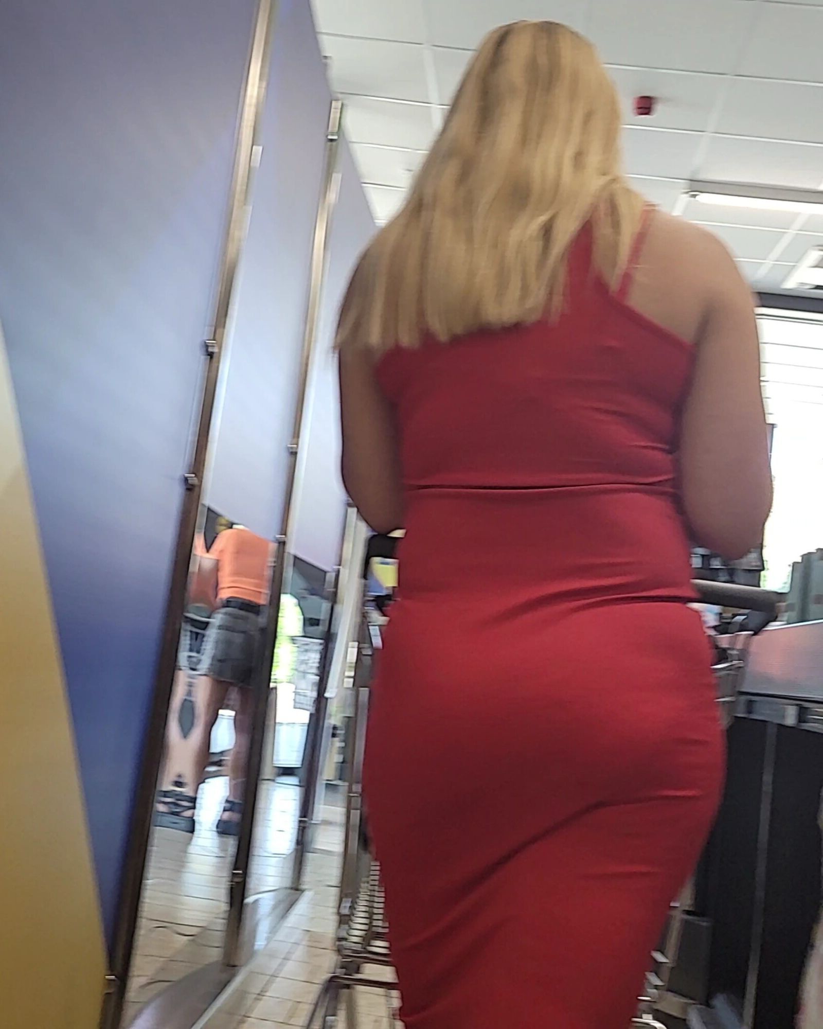 Mamá con vestido rojo