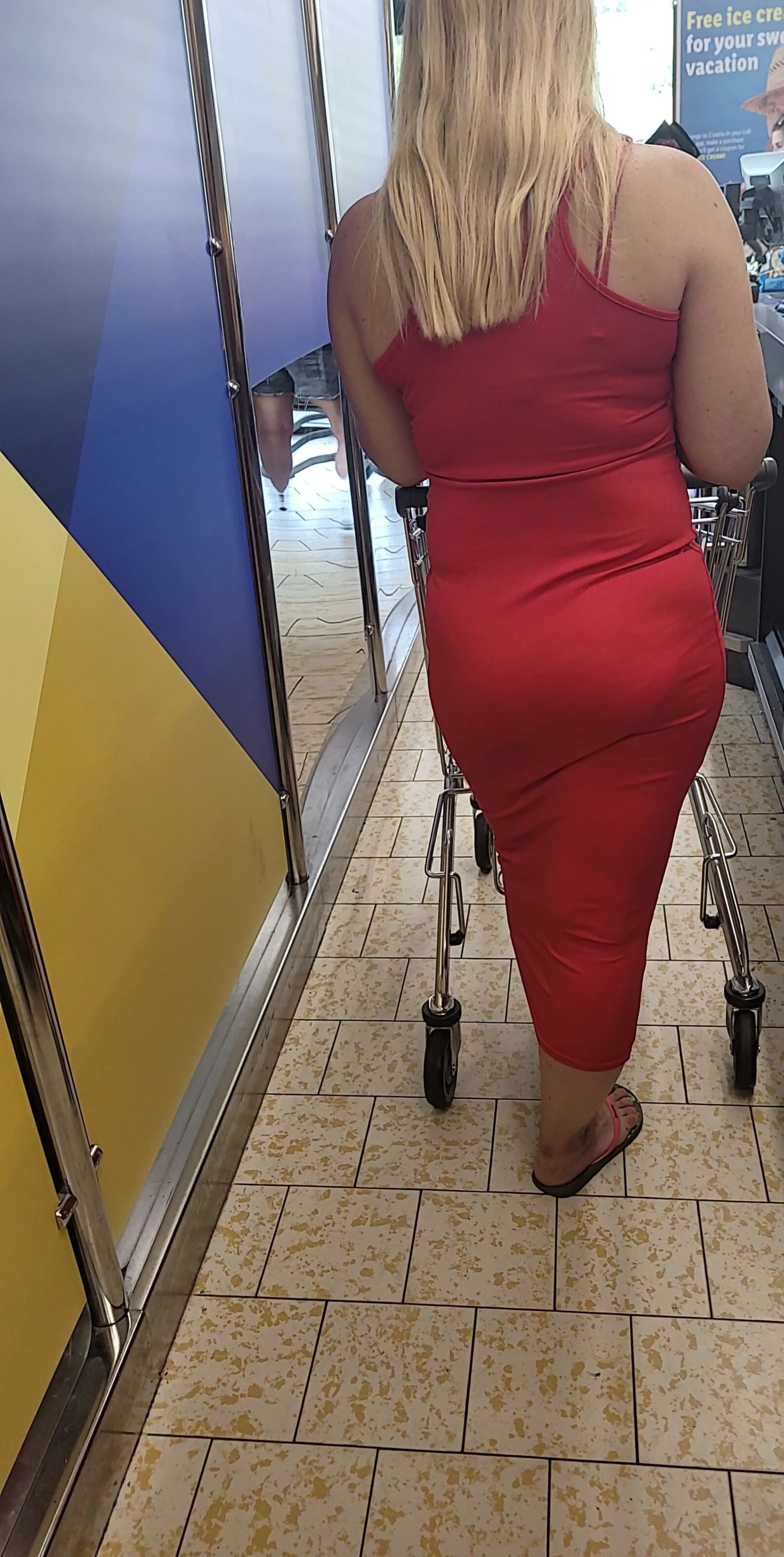 Mamá con vestido rojo