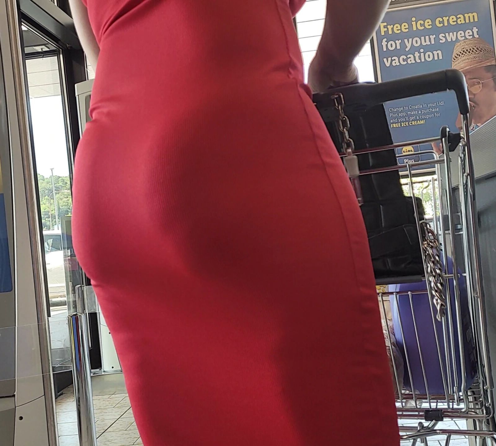 Mamá con vestido rojo