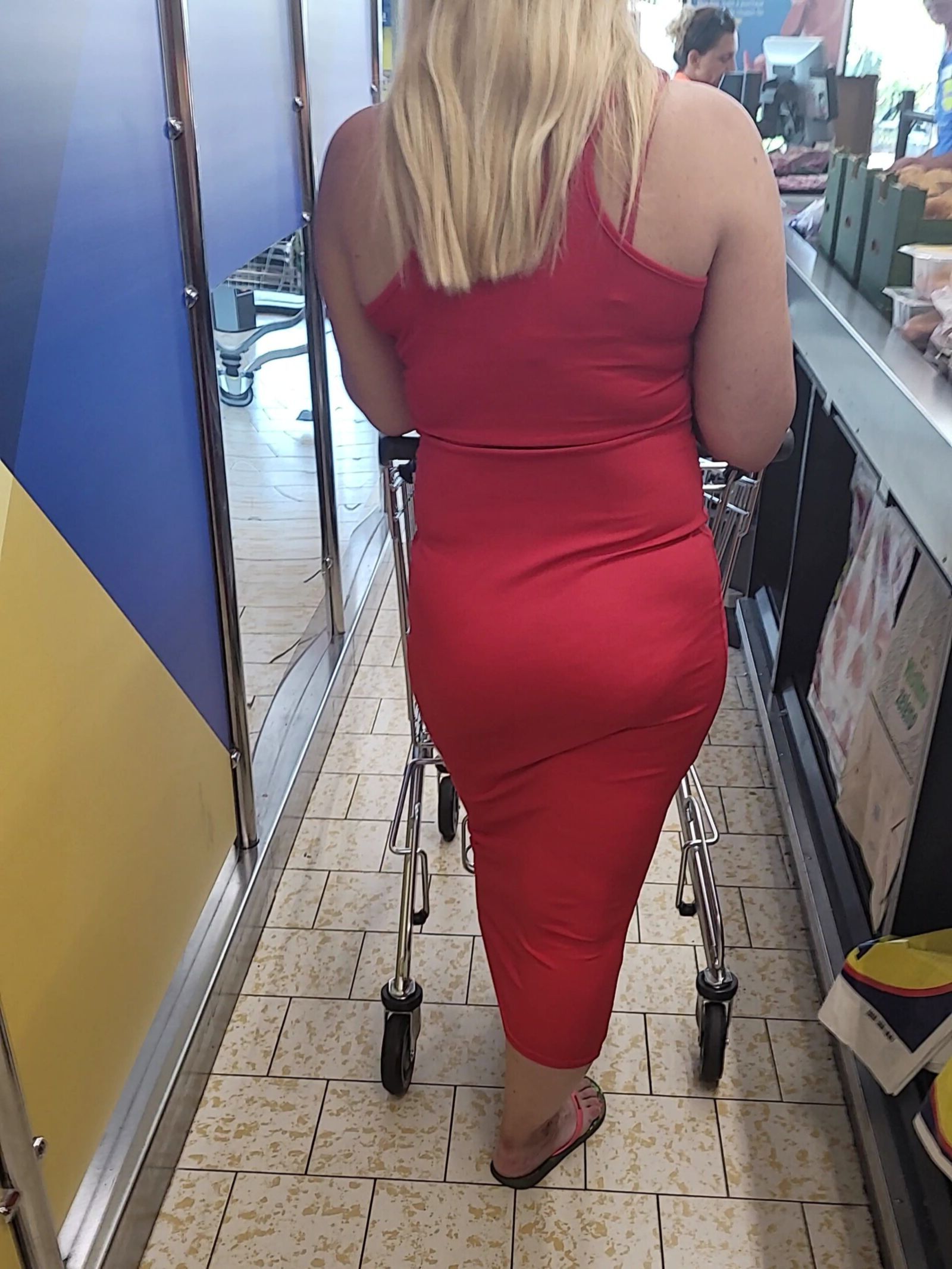 Mamá con vestido rojo