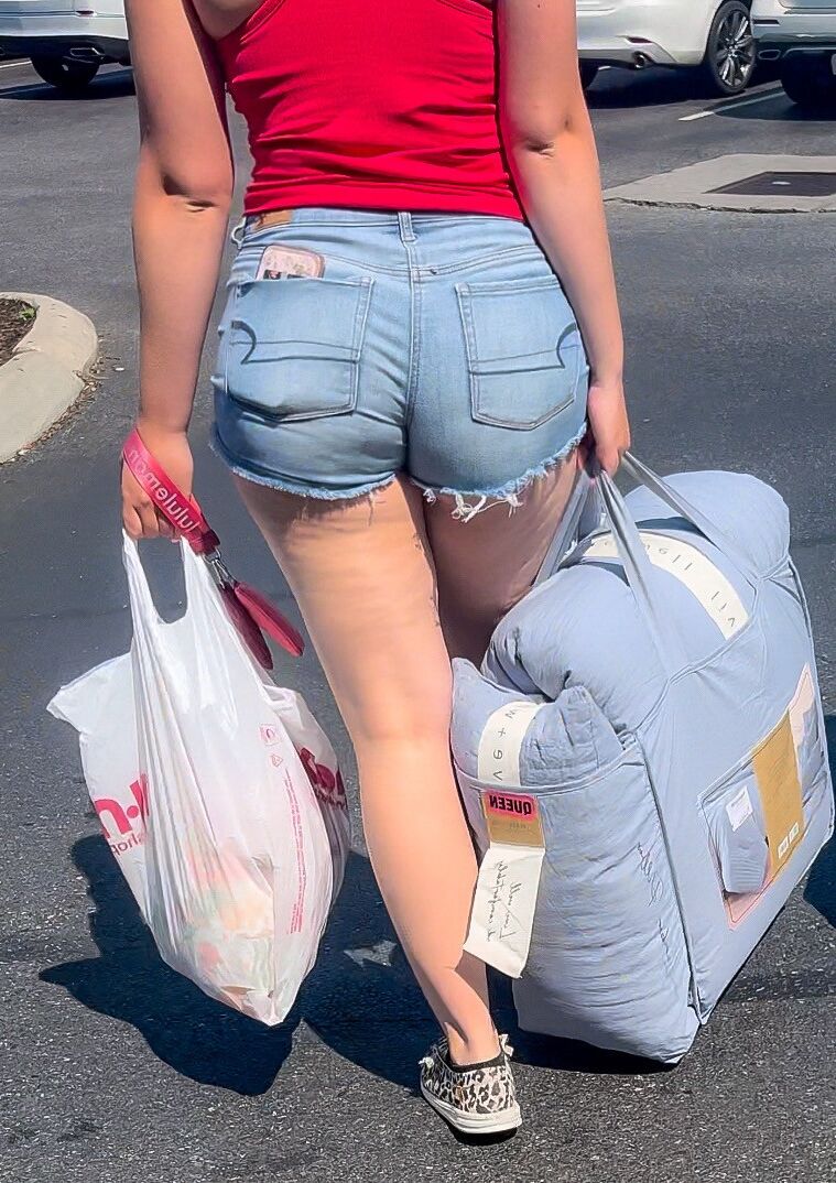 Nice PAWG in jean shorts