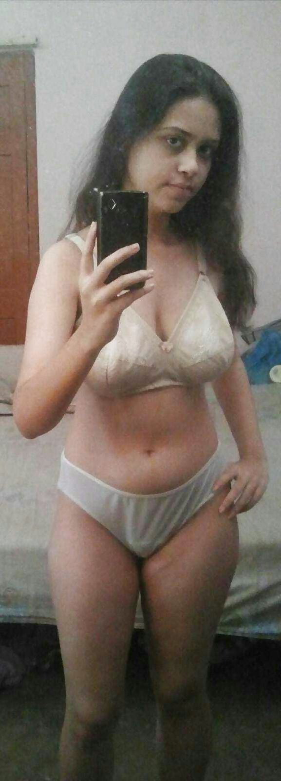 Ado indienne aux gros seins nue exposée