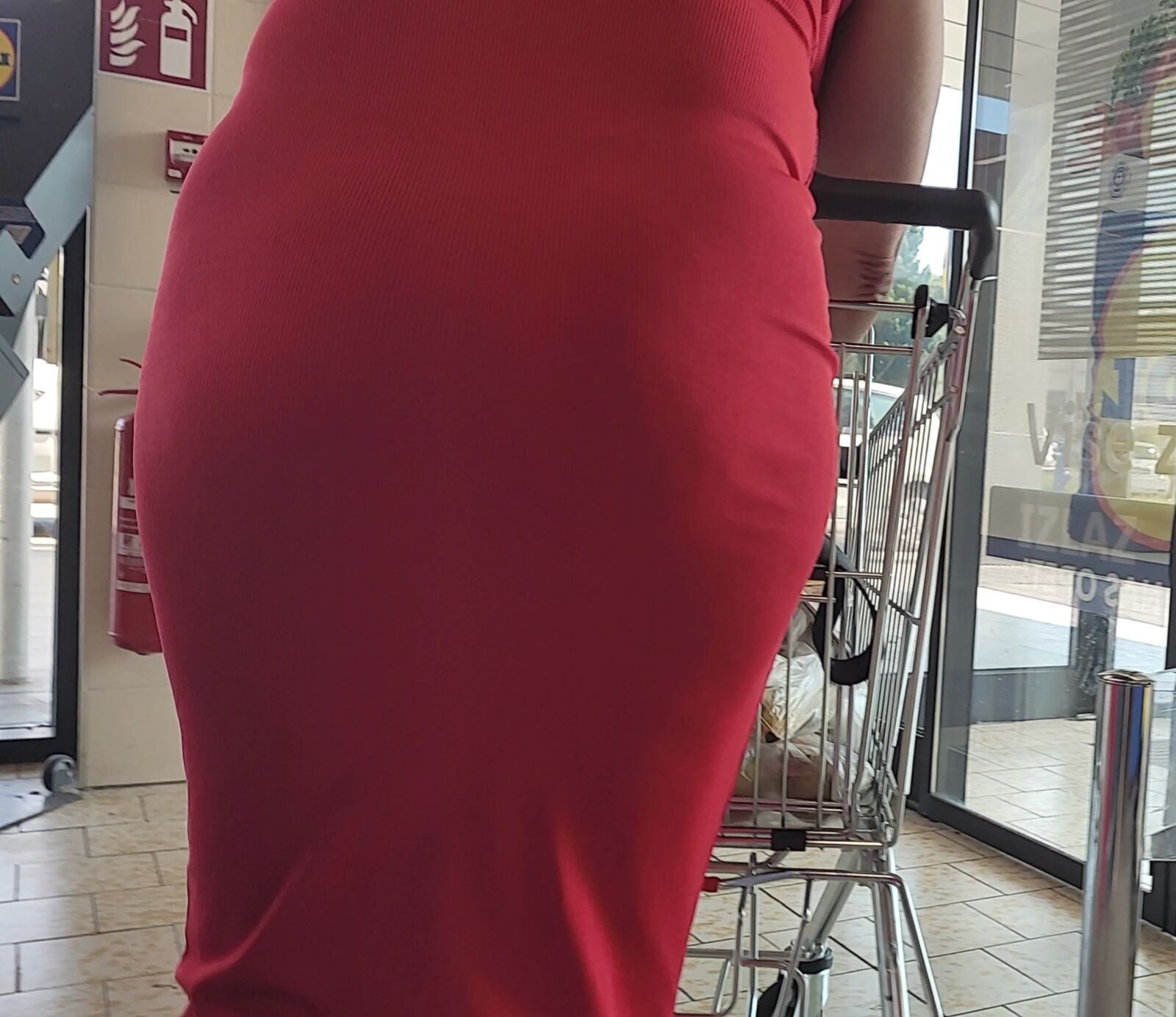 Mamá con vestido rojo