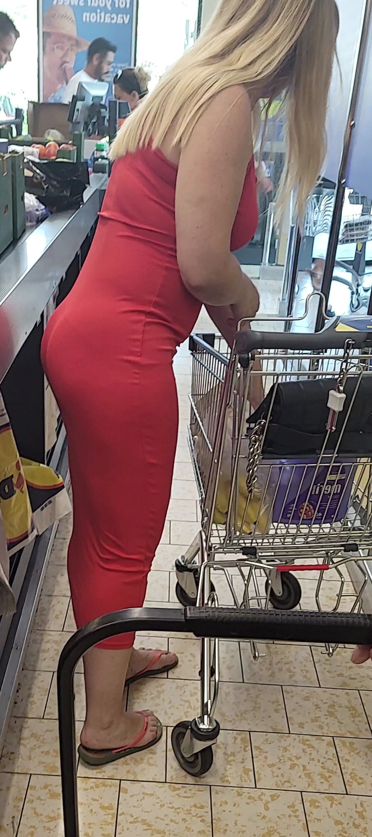 Mamá con vestido rojo