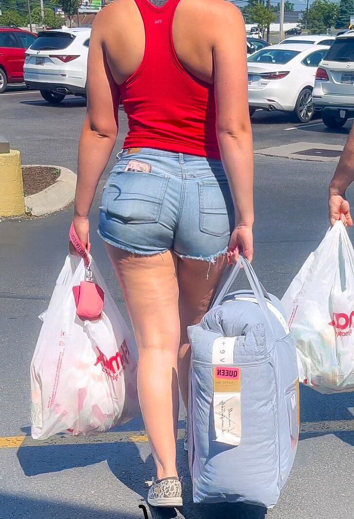 Nice PAWG in jean shorts