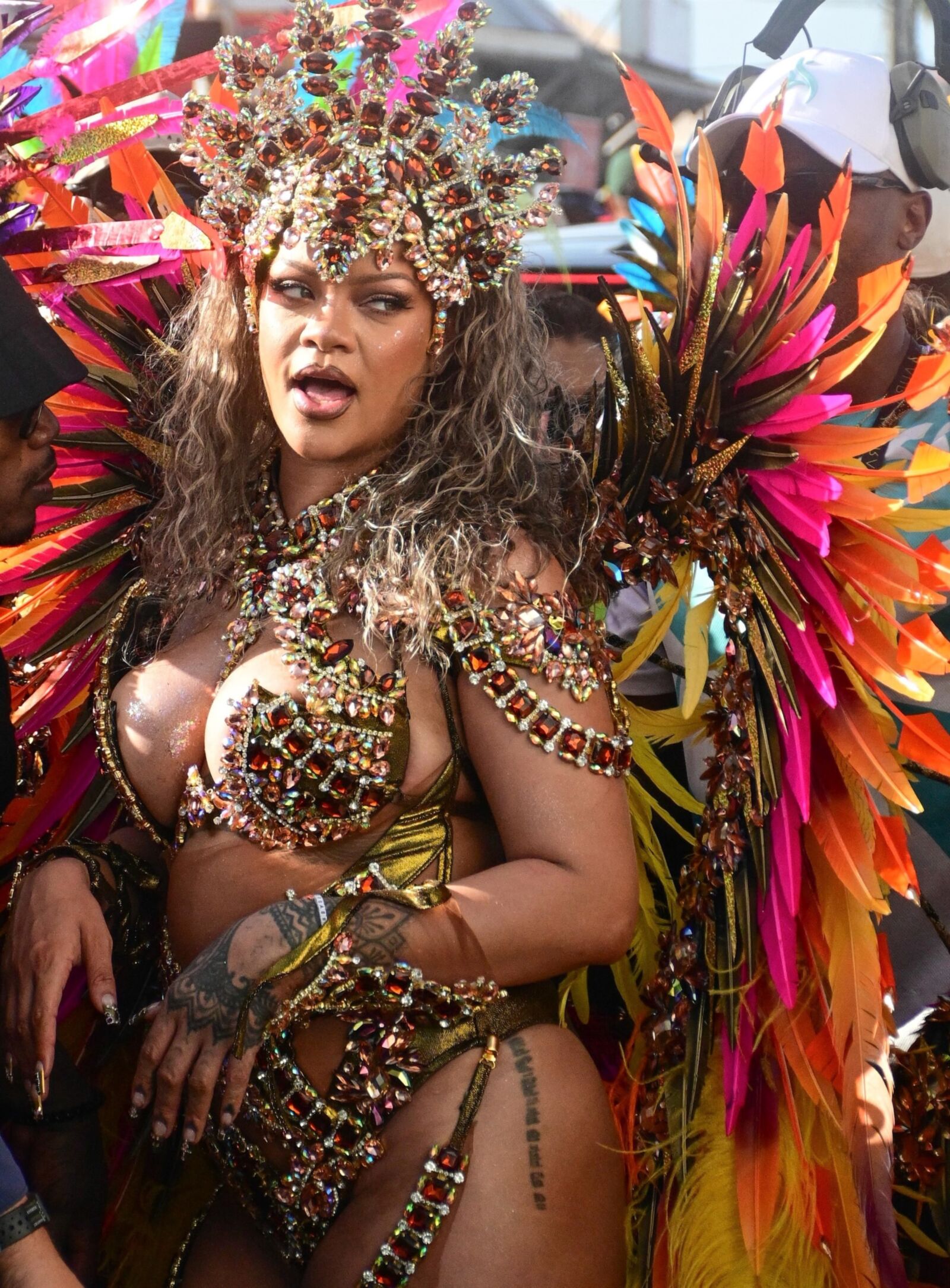 Rihanna deslumbra con un disfraz de carnaval adornado con curvas