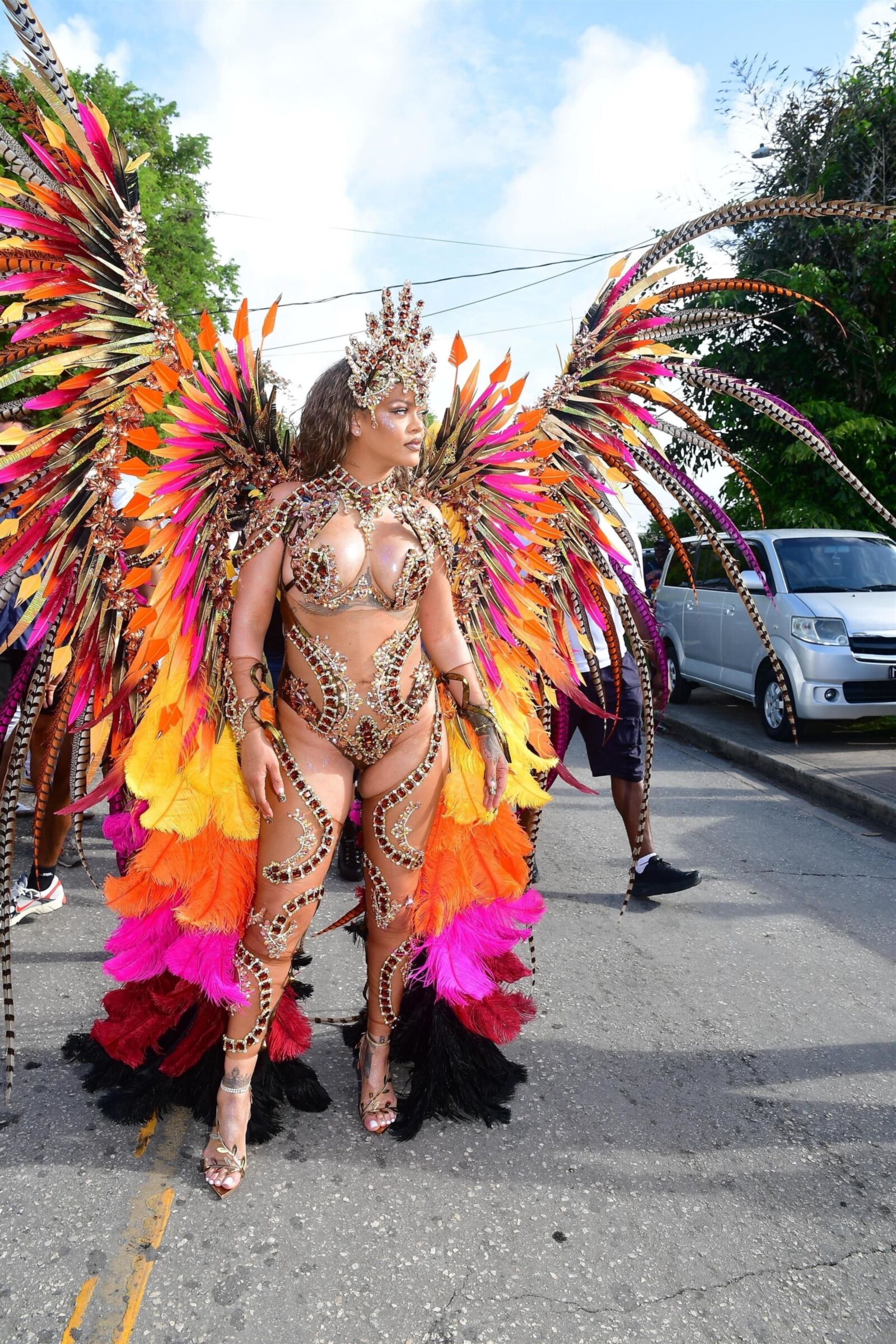 Rihanna deslumbra con un disfraz de carnaval adornado con curvas