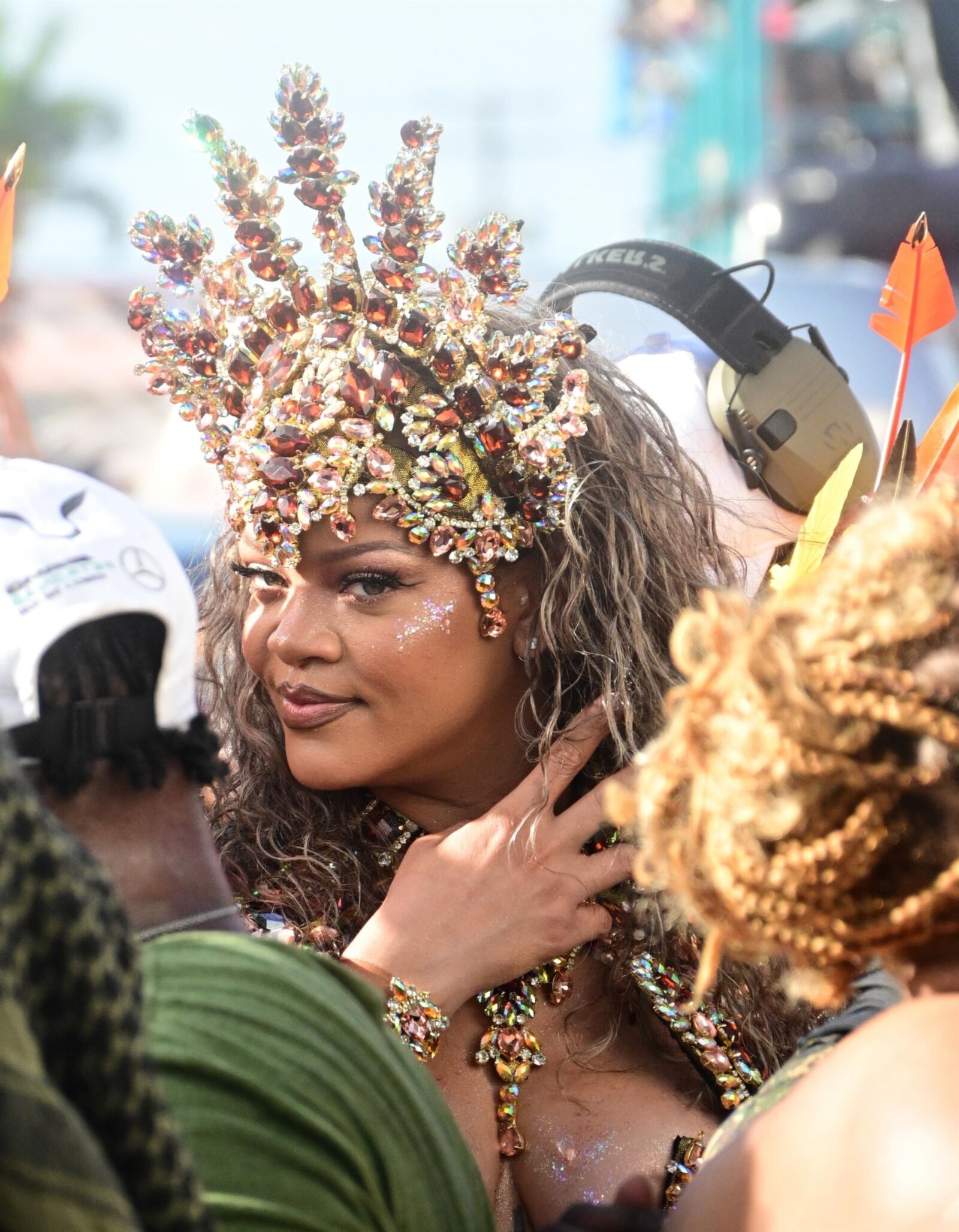 Rihanna deslumbra con un disfraz de carnaval adornado con curvas