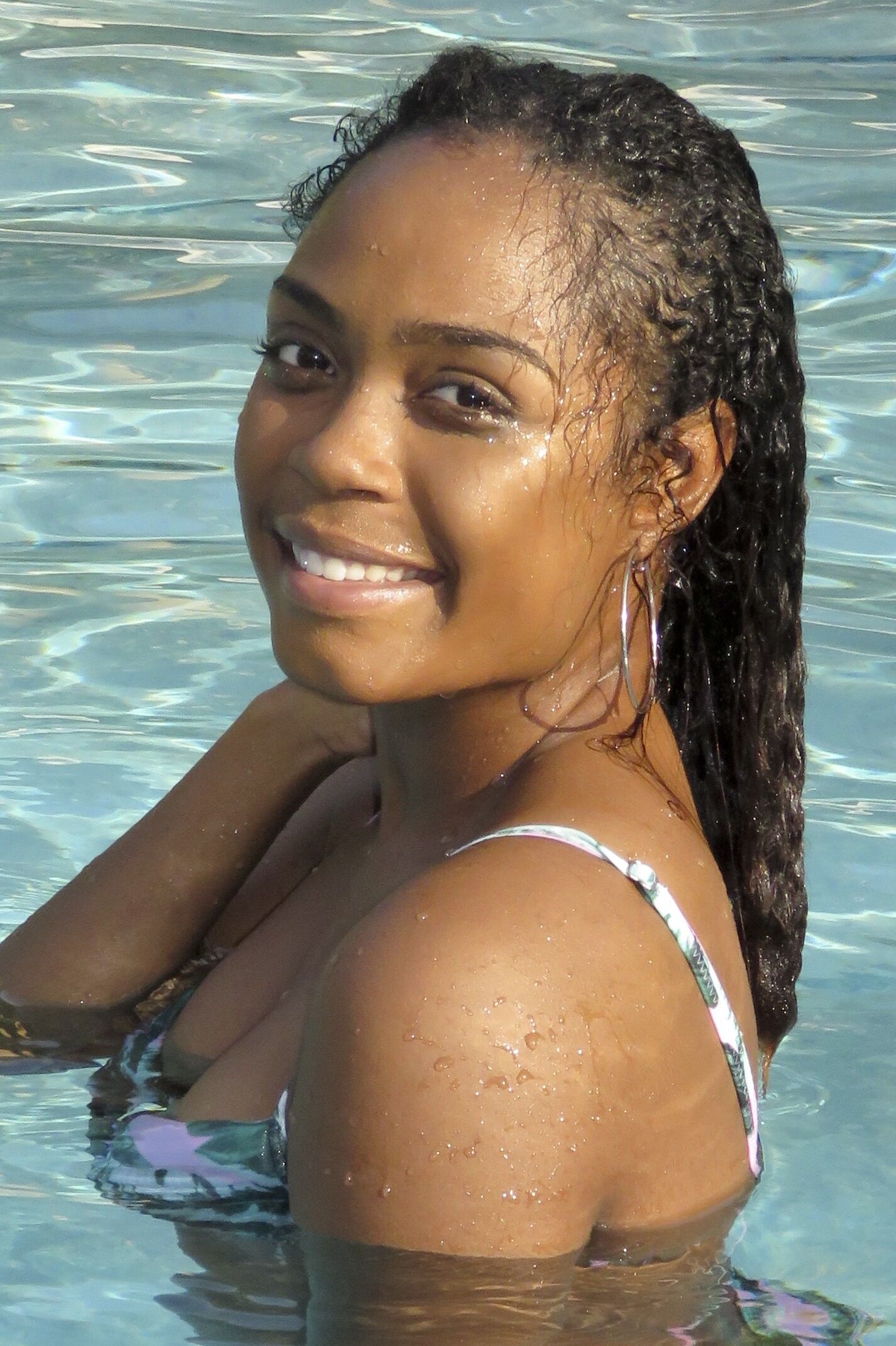 ....,,....EBONY TEEN CARLA AT POOL.......