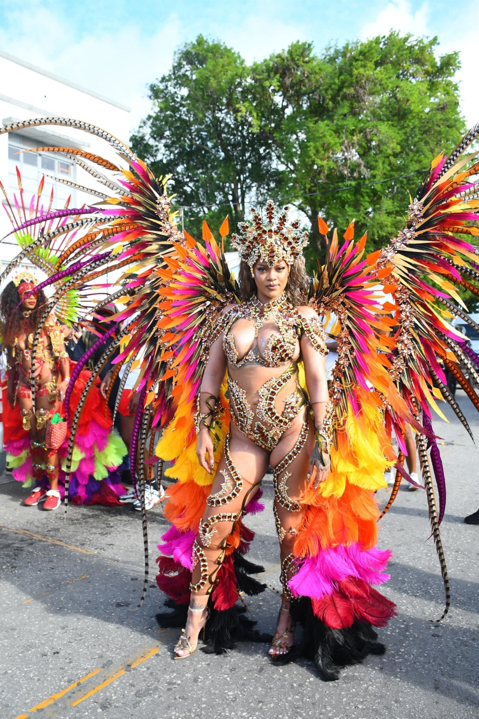 Rihanna deslumbra con un disfraz de carnaval adornado con curvas