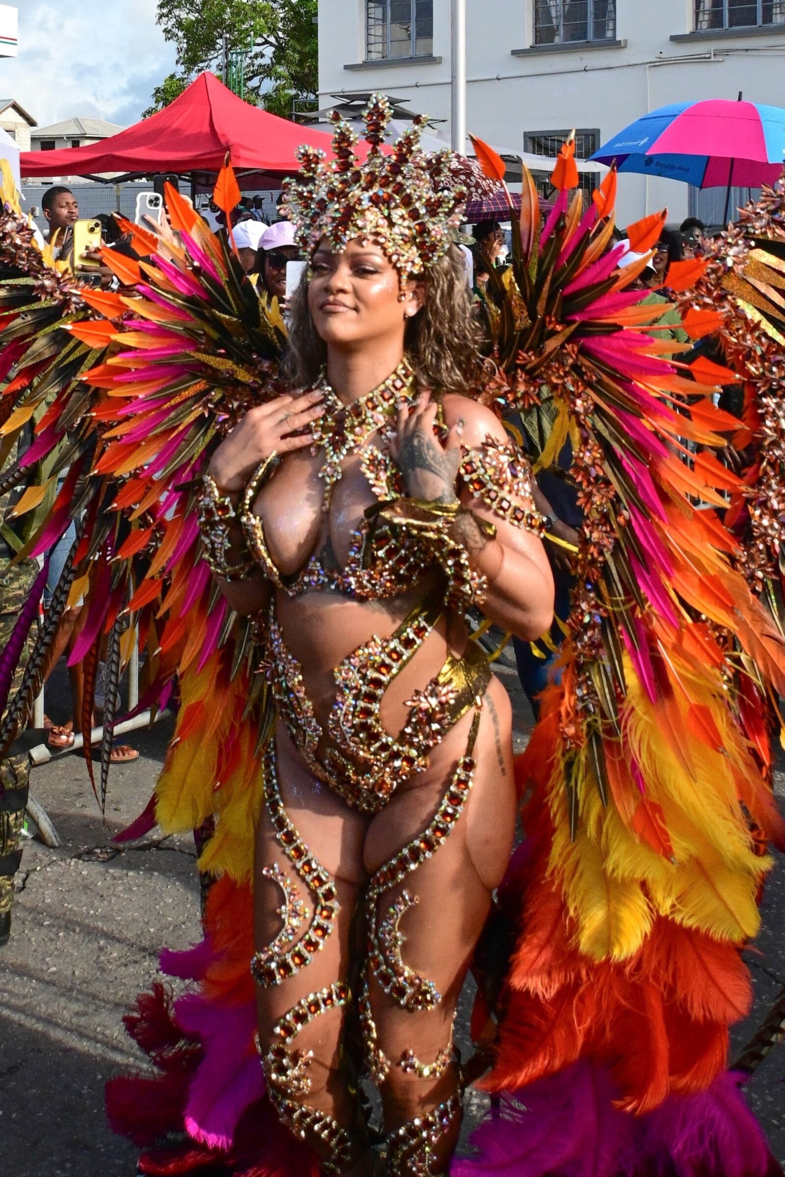 Rihanna deslumbra con un disfraz de carnaval adornado con curvas