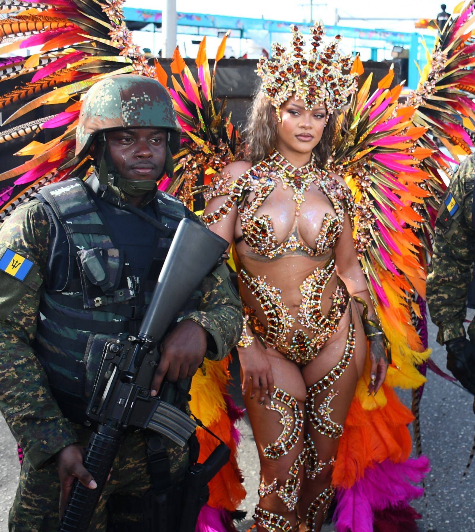 Rihanna deslumbra con un disfraz de carnaval adornado con curvas