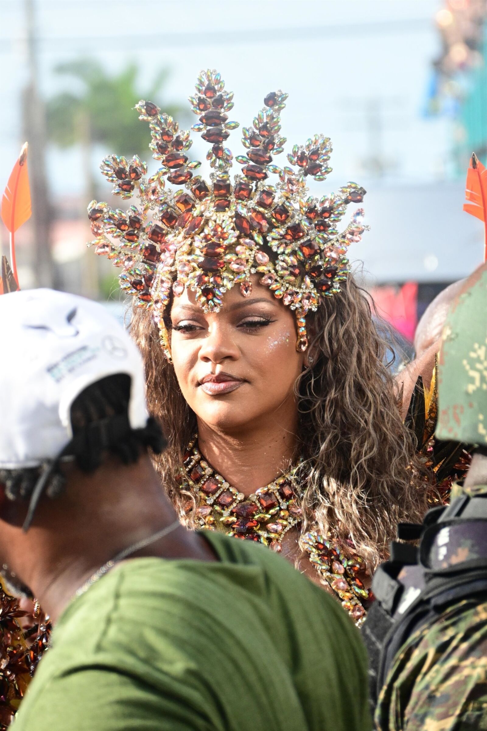 Rihanna deslumbra con un disfraz de carnaval adornado con curvas