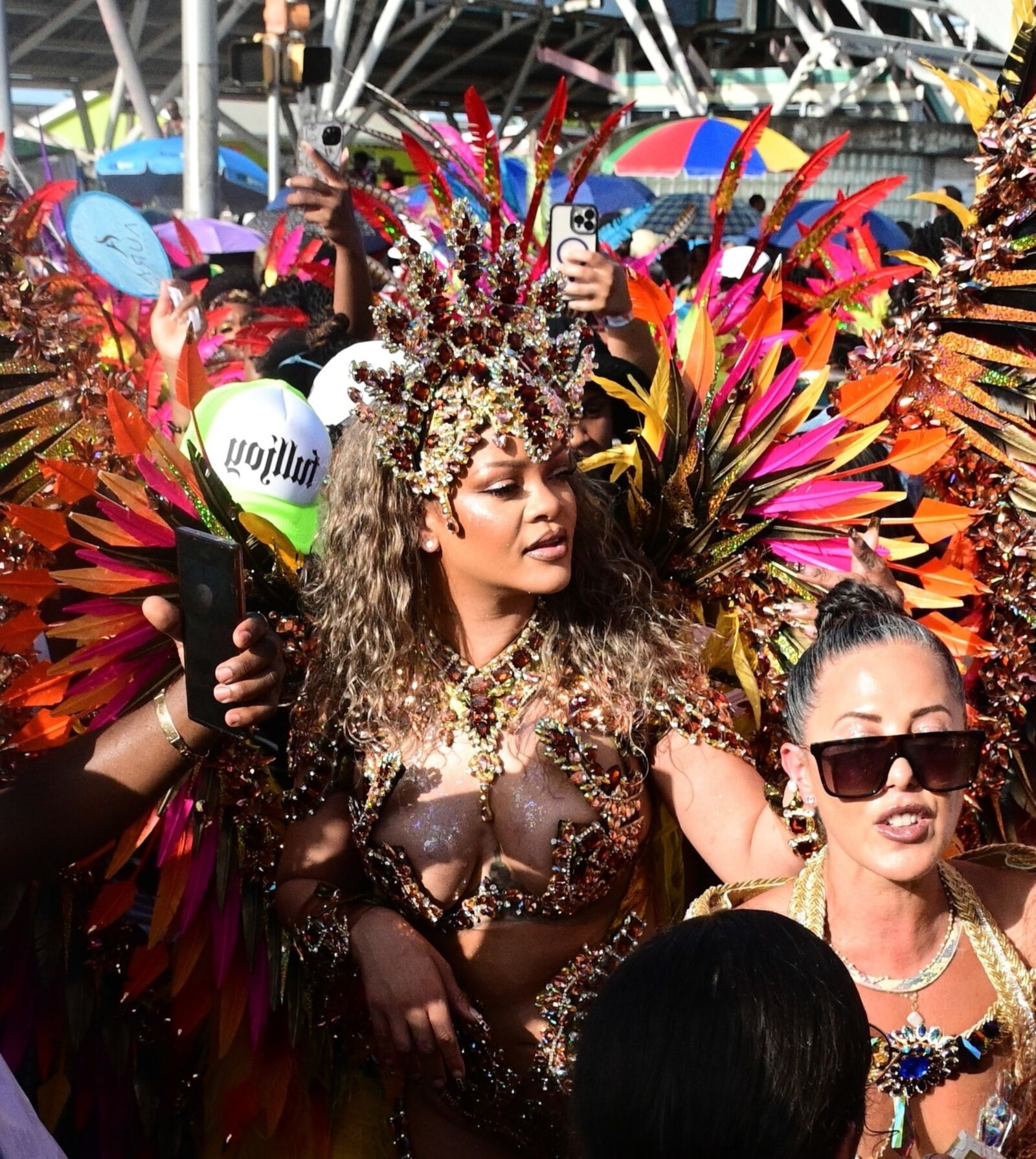 Rihanna deslumbra con un disfraz de carnaval adornado con curvas