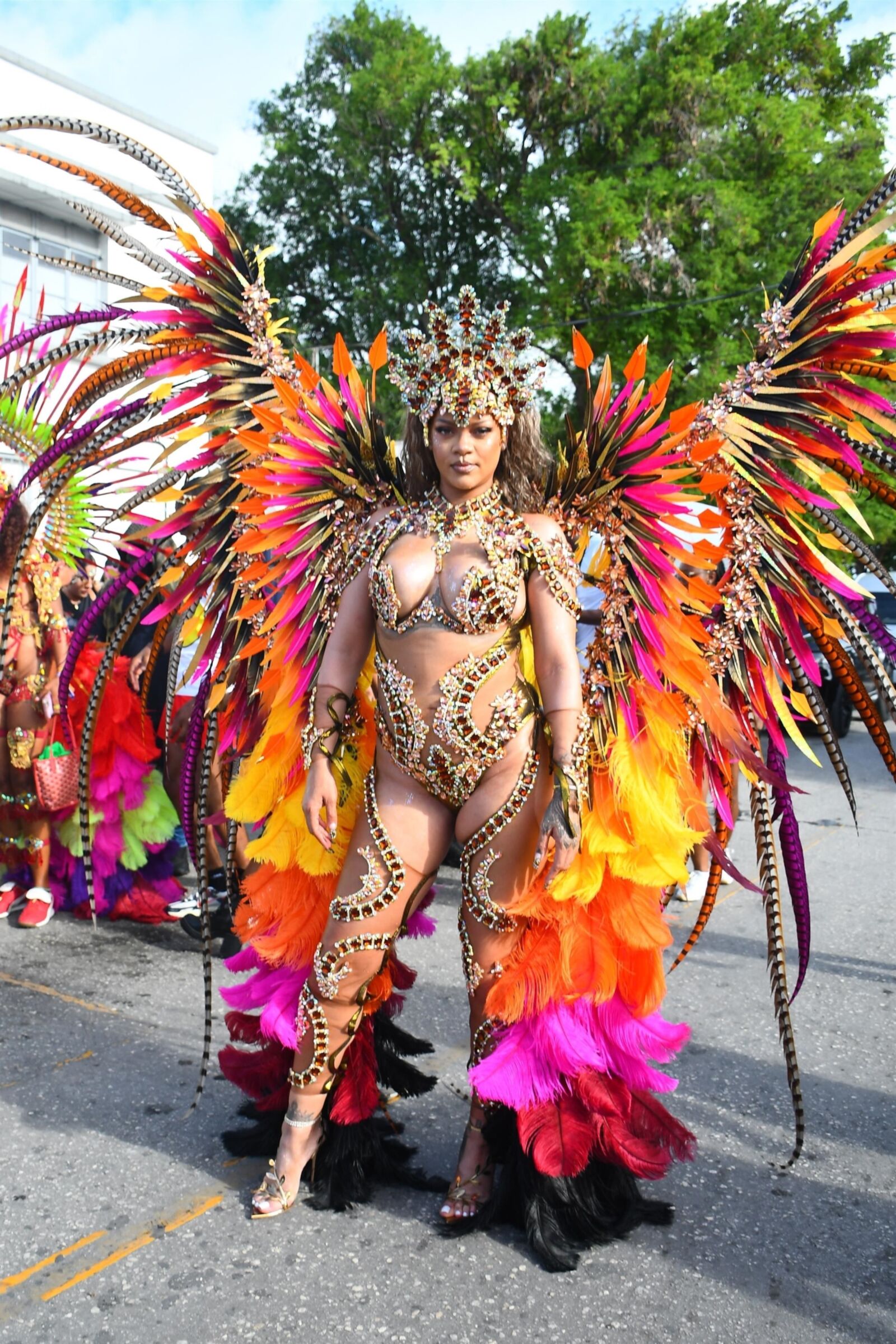 Rihanna deslumbra con un disfraz de carnaval adornado con curvas