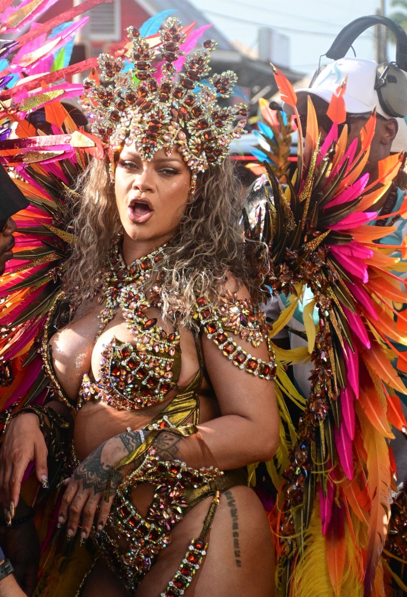 Rihanna deslumbra con un disfraz de carnaval adornado con curvas