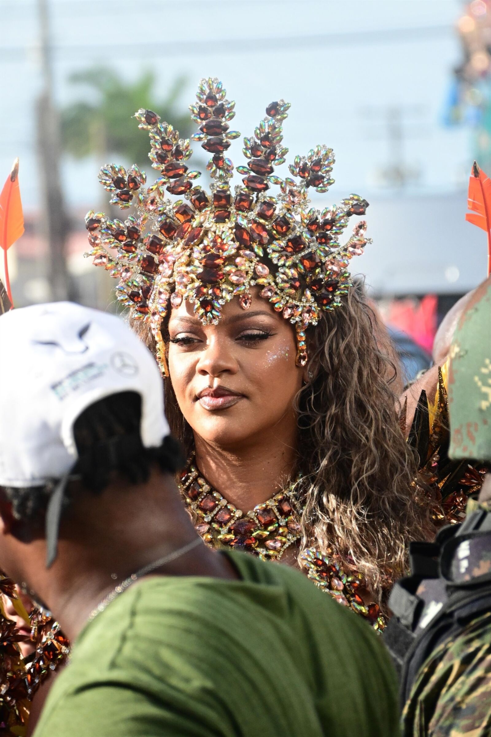 Rihanna deslumbra con un disfraz de carnaval adornado con curvas