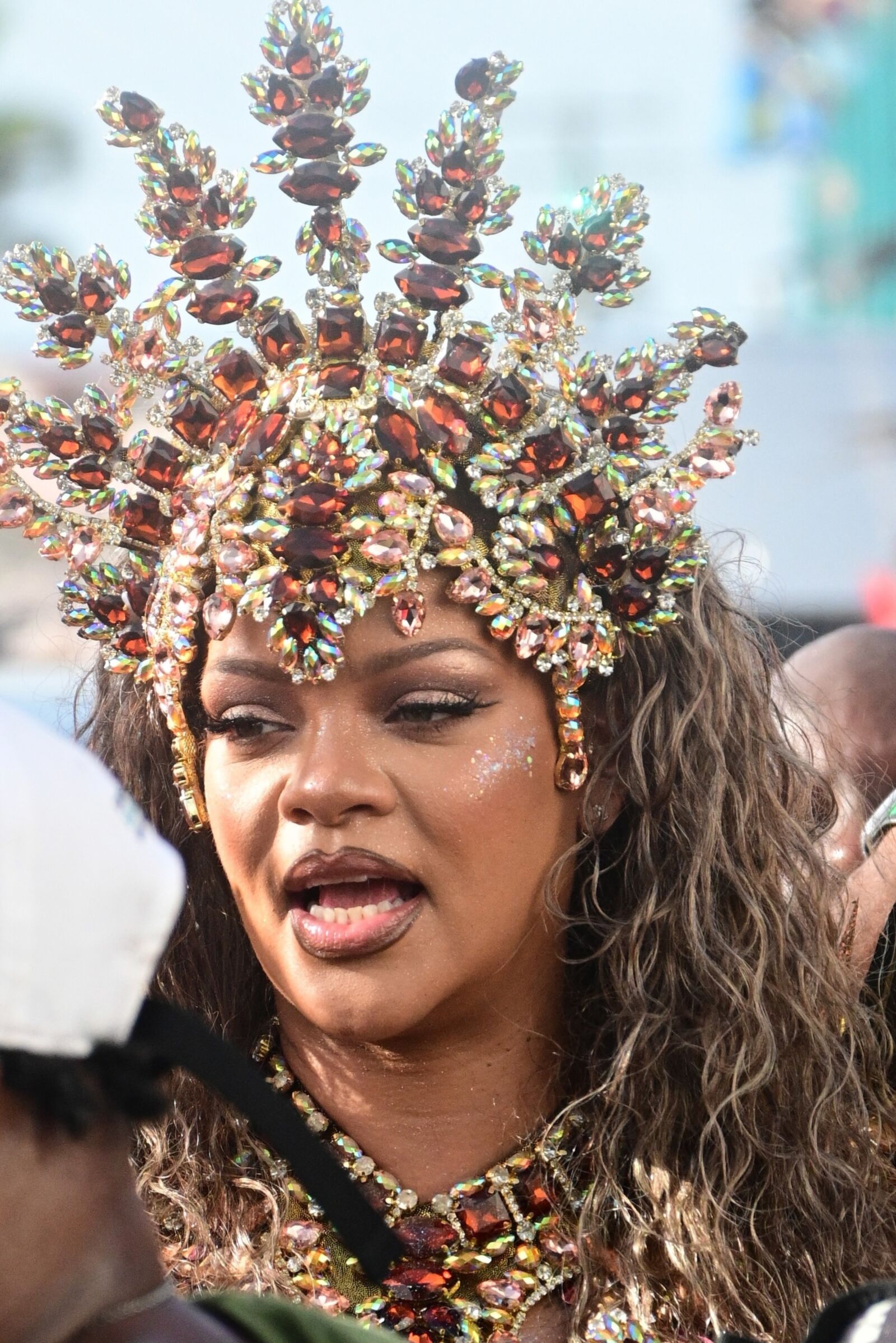 Rihanna deslumbra con un disfraz de carnaval adornado con curvas