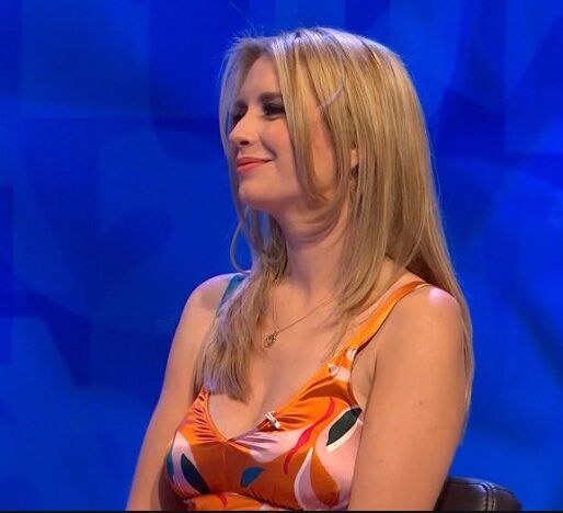 Rachel Riley. MILF BLONDE À GROS SEINS