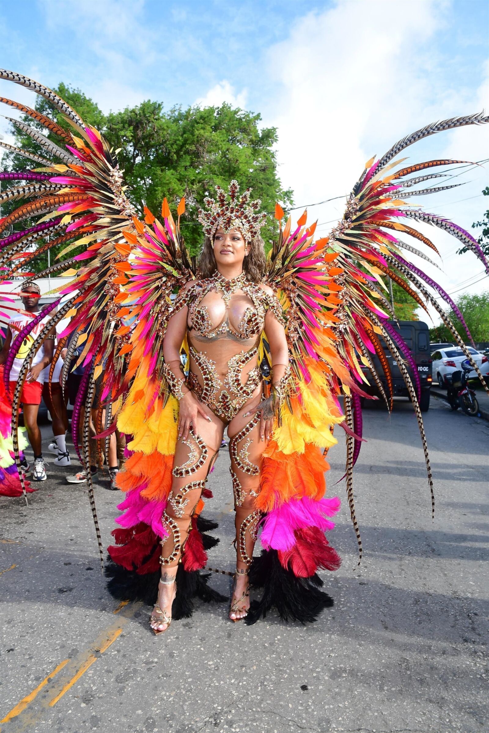 Rihanna deslumbra con un disfraz de carnaval adornado con curvas