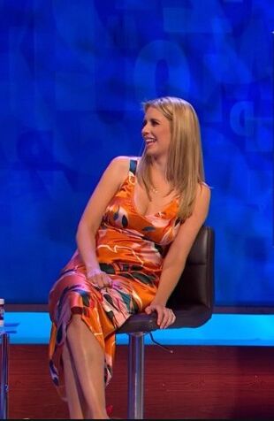 Rachel Riley. MILF BLONDE À GROS SEINS