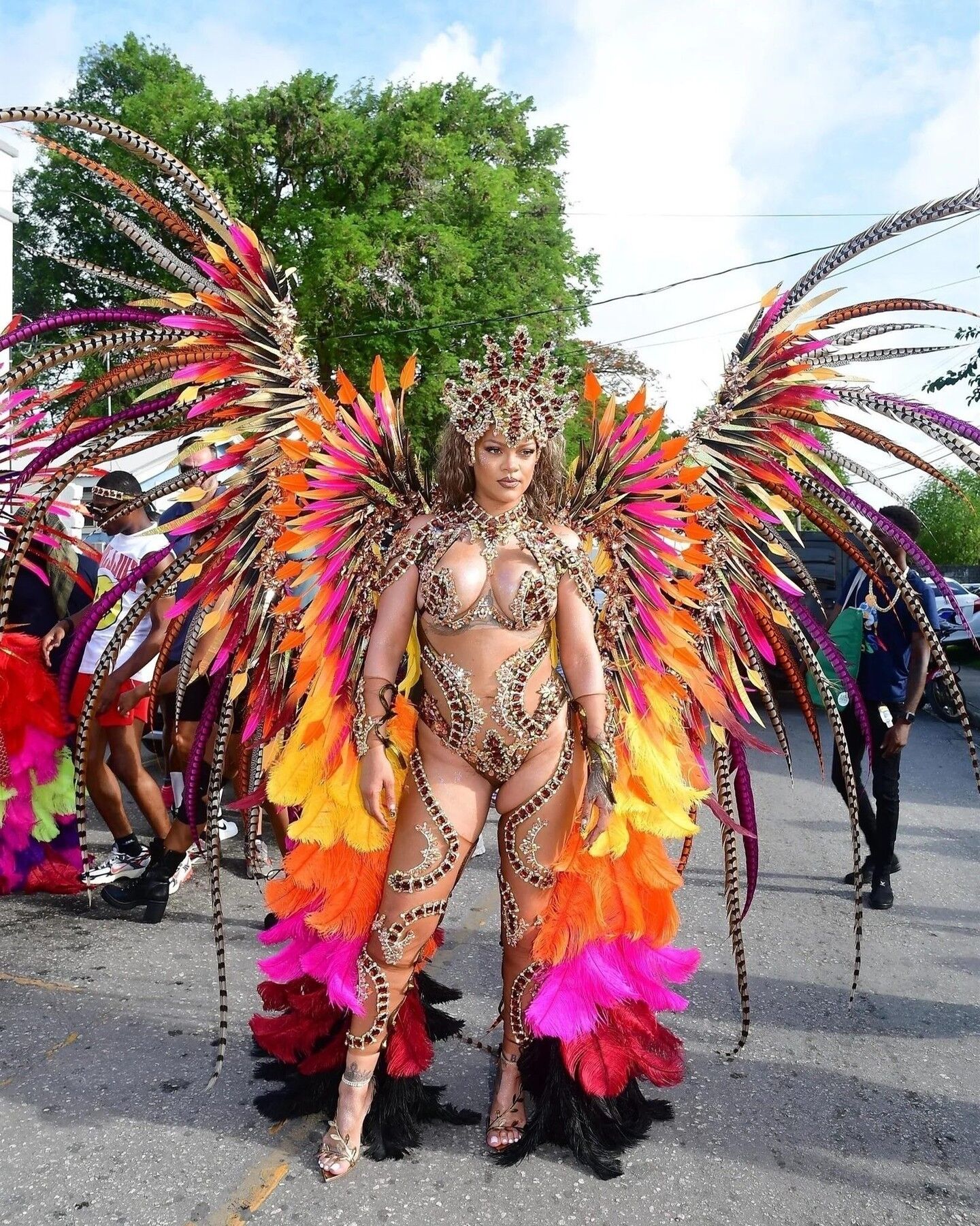 Rihanna deslumbra con un disfraz de carnaval adornado con curvas