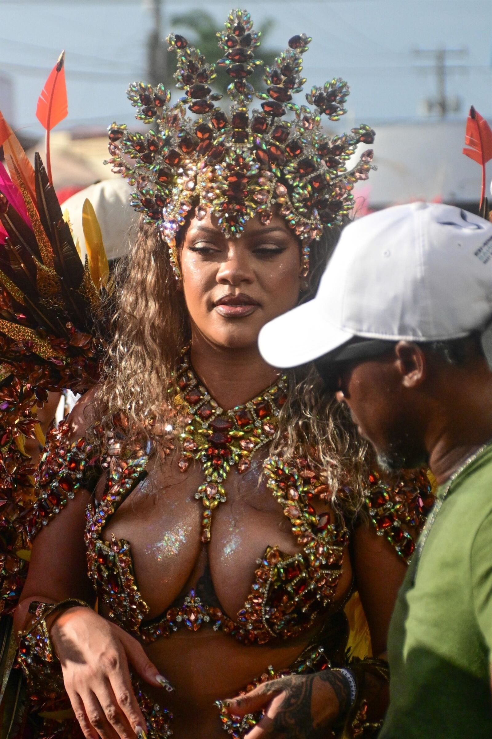 Rihanna deslumbra con un disfraz de carnaval adornado con curvas