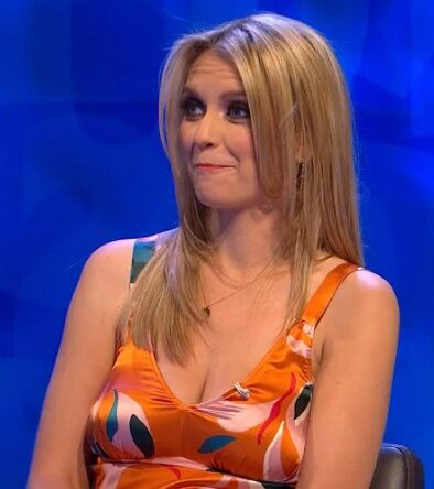 Rachel Riley. MILF BLONDE À GROS SEINS