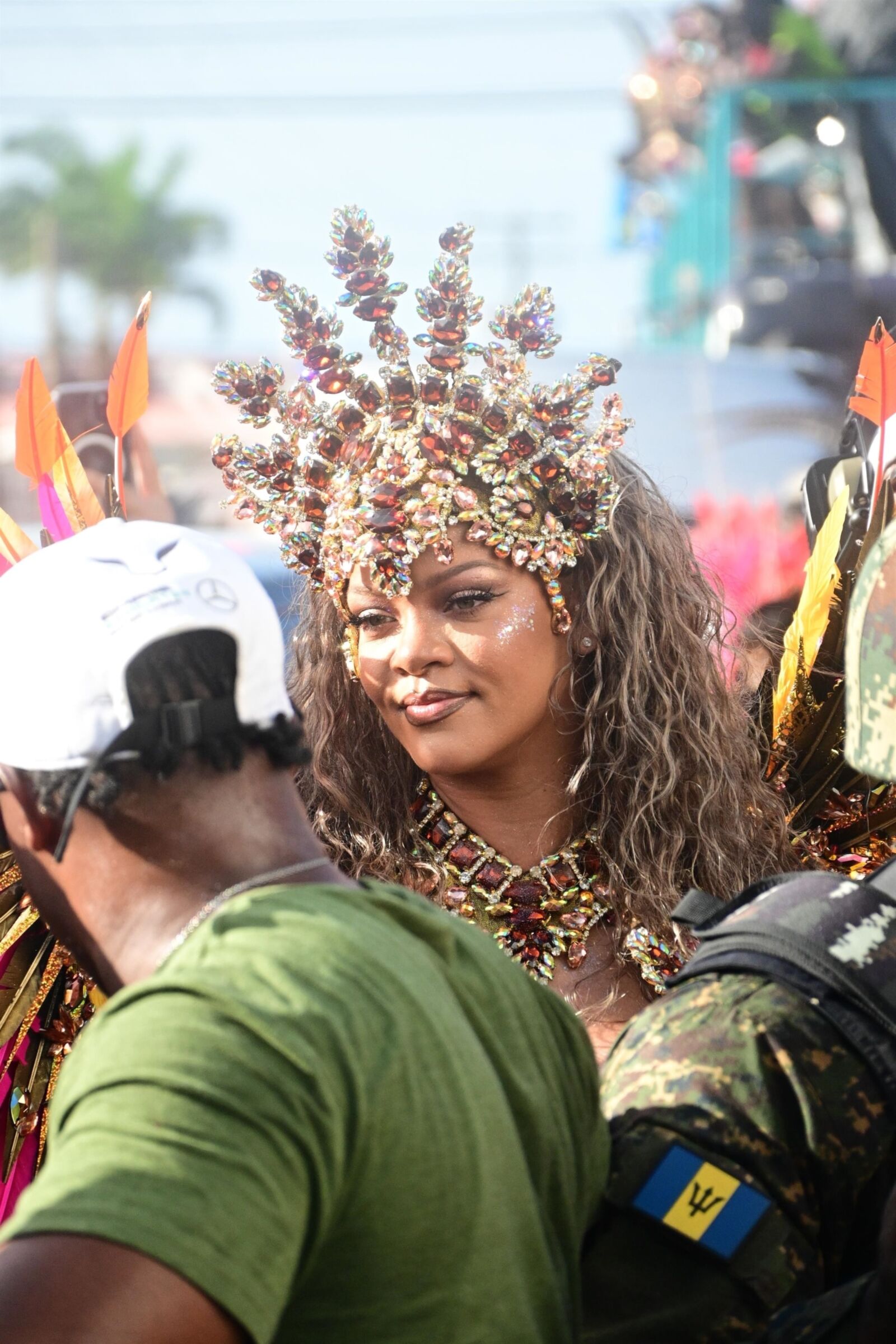 Rihanna deslumbra con un disfraz de carnaval adornado con curvas