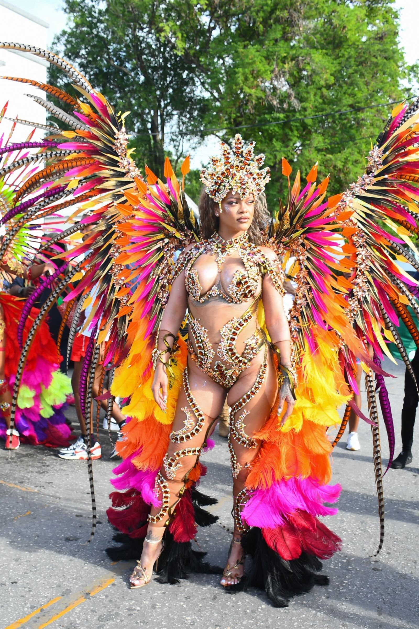 Rihanna deslumbra con un disfraz de carnaval adornado con curvas