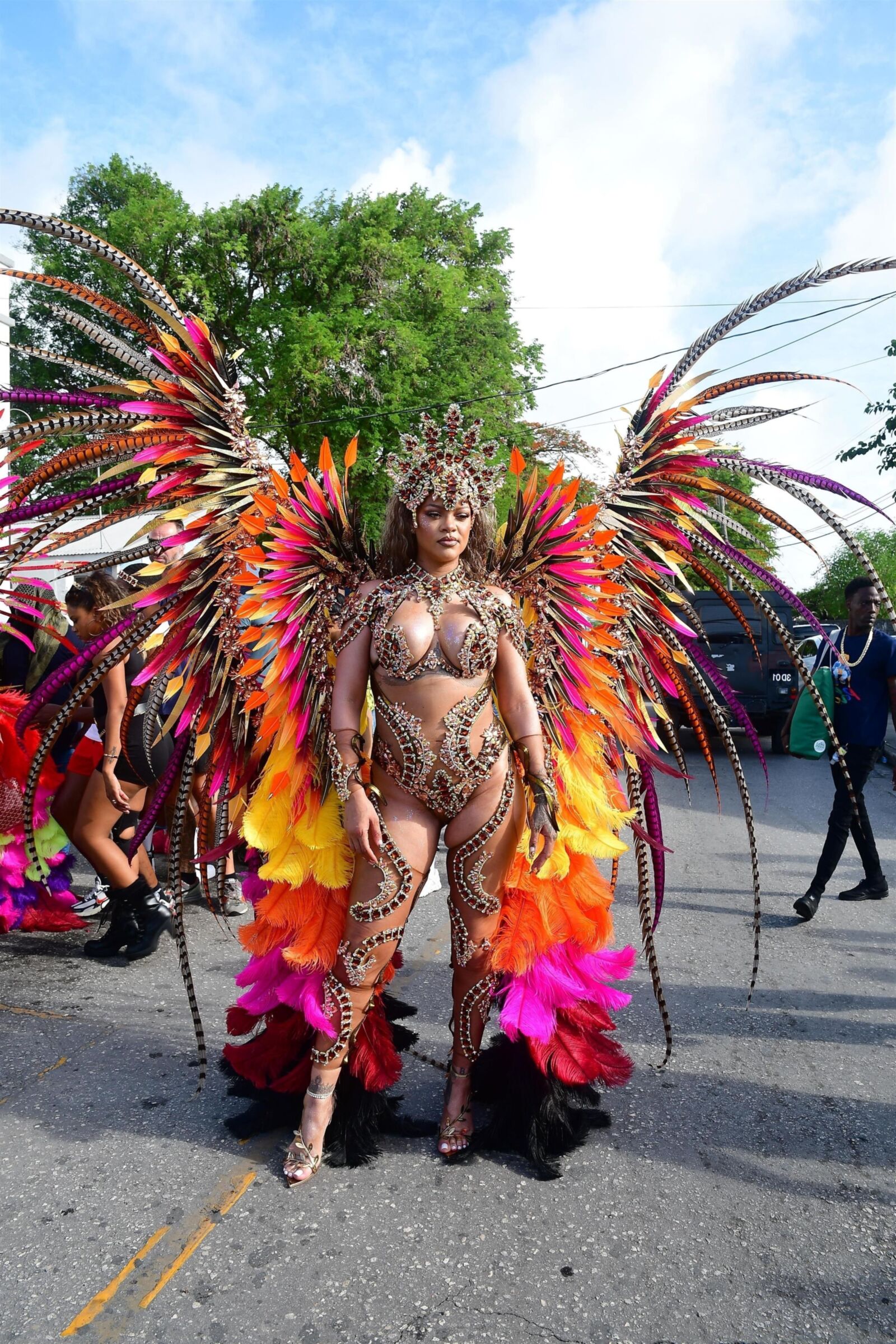 Rihanna deslumbra con un disfraz de carnaval adornado con curvas