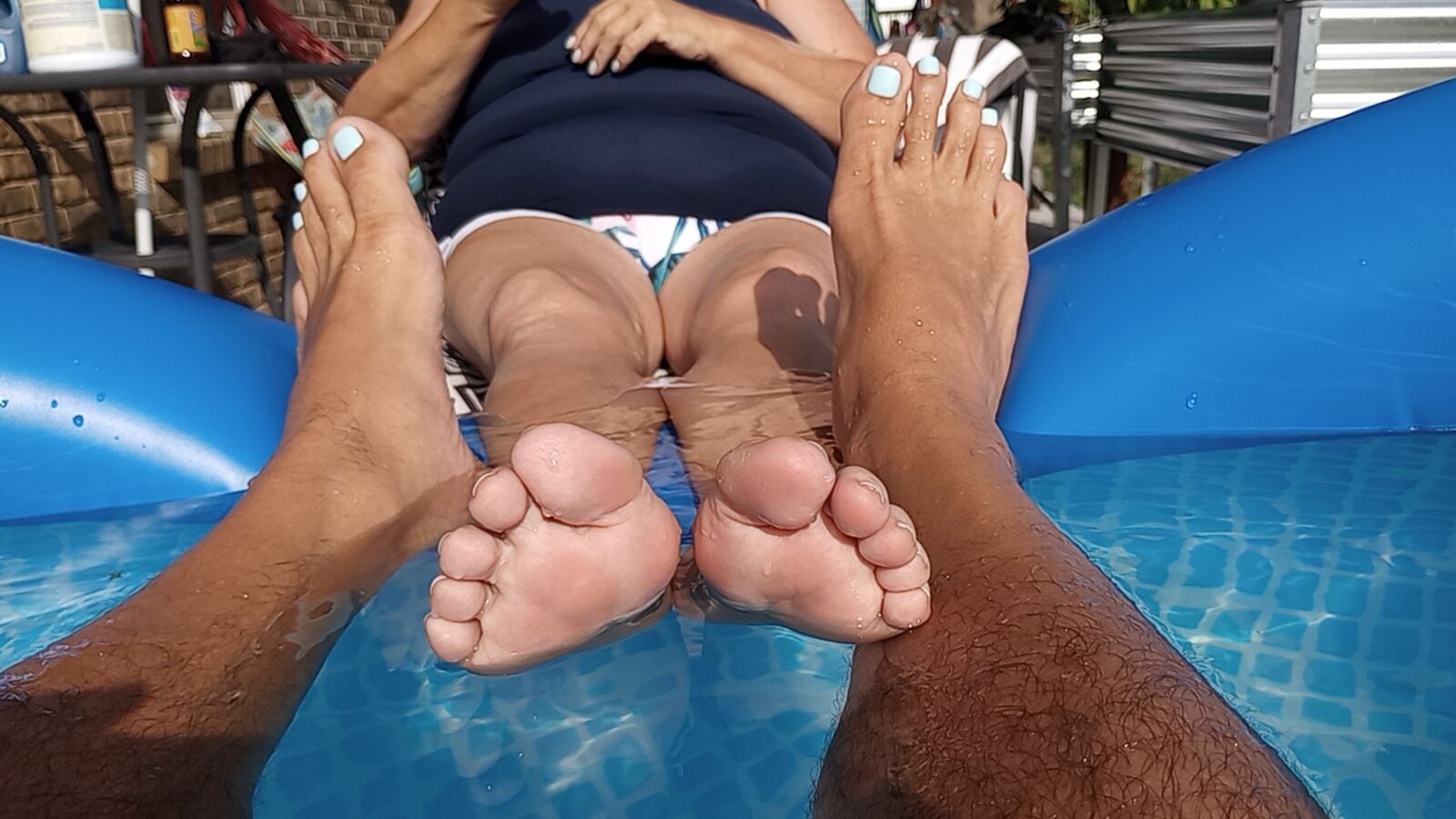 Fetiche de pies en la piscina, suelas y dedos de los pies.