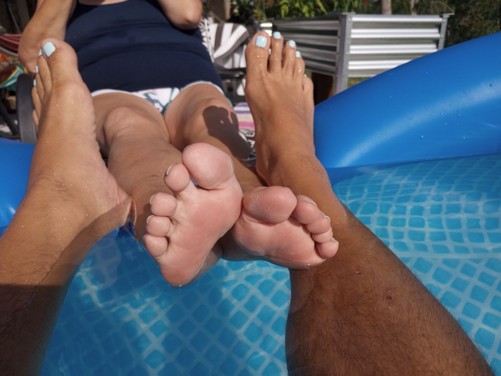 Fetiche de pies en la piscina, suelas y dedos de los pies.