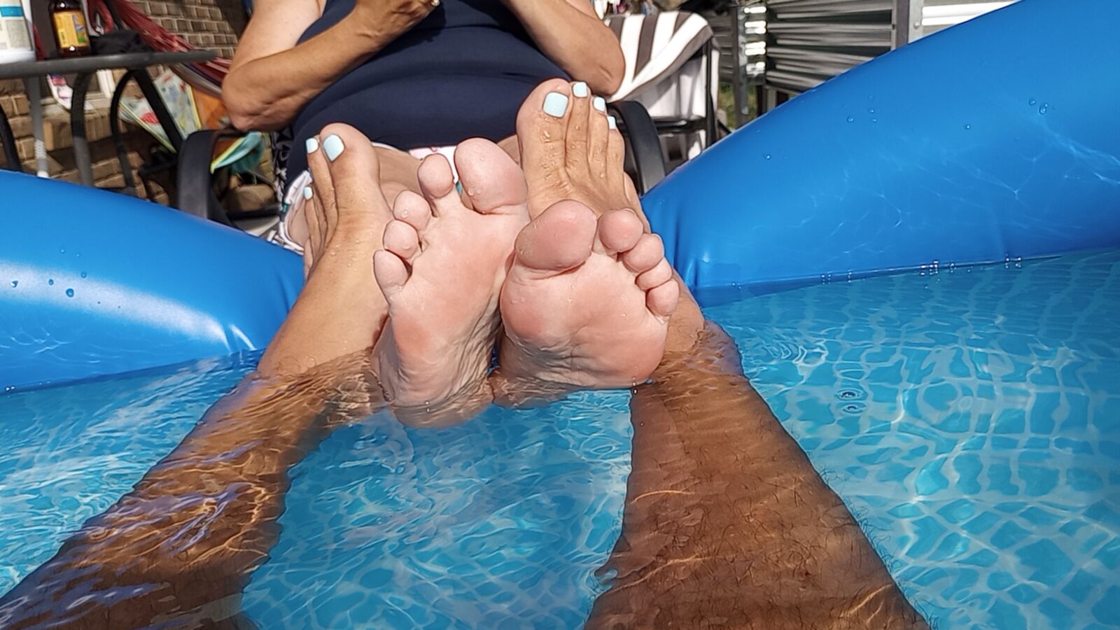 Fetiche de pies en la piscina, suelas y dedos de los pies.