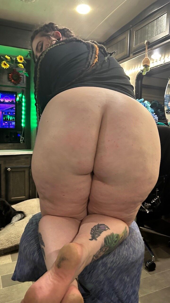 Pale thick as fuck pawg 