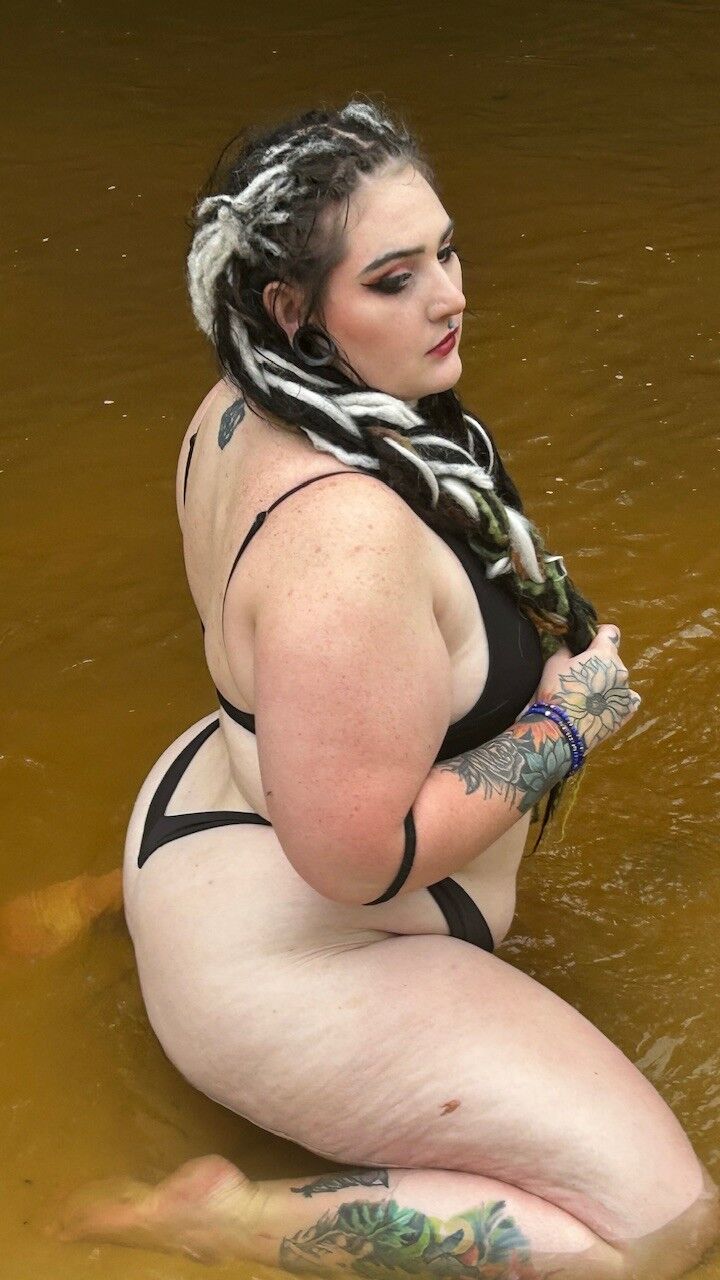 Pale thick as fuck pawg 